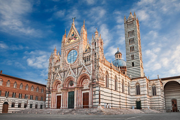 Fototapeta premium Siena, Toskania, Włochy: średniowieczna katedra o wschodzie słońca