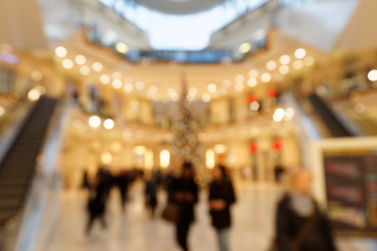 Passanten in weihnachtlich beleuchtetem Einkaufszentrum - in abstrakter Unschärfe