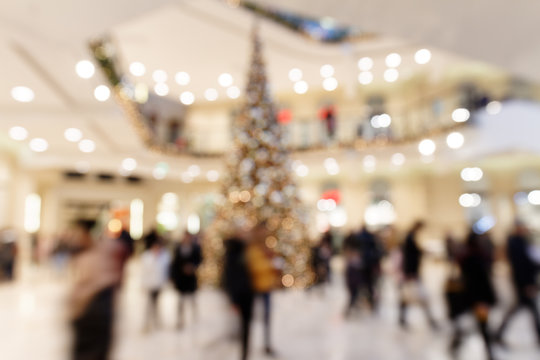 Weihnachtsgeschäft: Eilige Besucher in Einkaufsgalerie - Bokeh Hintergrund