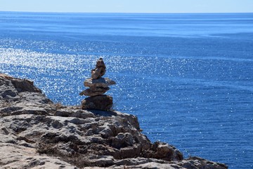 Steinmännchen mit schöner Aussicht am Cap de Barbaria auf Formentera