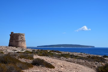 Fototapeta na wymiar Torre des Garroveret/Torre des Cap de Barbaria auf Formentera mit Blick auf La Mola