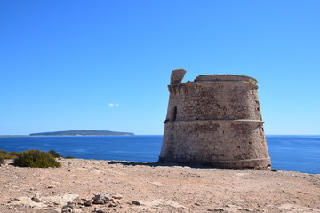 Torre des Garroveret/Torre des Cap de Barbaria auf Formentera mit Blick auf La Mola
