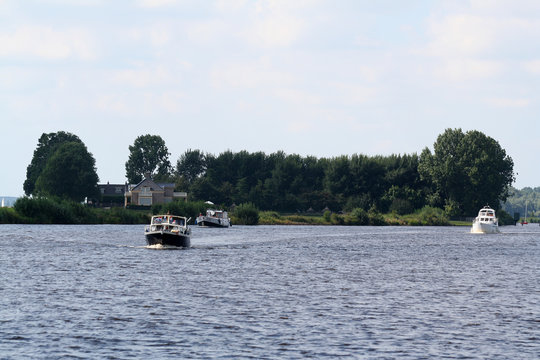 Baot sailing the black Water river