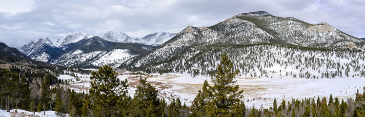 Fototapeta na wymiar Rocky Mountain National Park - A panoramic view of Winter at Rocky Mountain National Park, Colorado, USA.