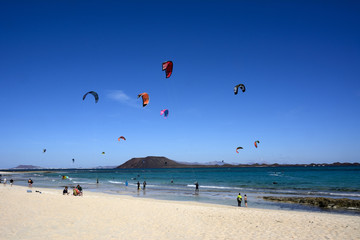 Strand Szene mit Kite Surfern.
