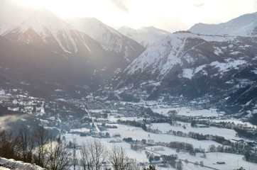 Fototapeta na wymiar Vallée de St-Lary, avec Vieille-Aure et le Plat d'Adet sur les hauteurs, Hautes Pyrénées françaises
