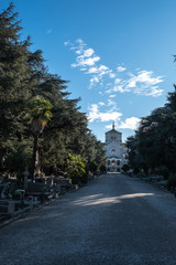 Gruft und Gräber auf dem Friedhof Cimitero Monumentale in Mailand