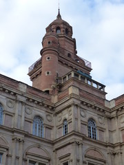 Imponente torre del palazzo della fondazione Bemberg a Tolosa in Francia d'inverno