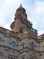 Fototapeta na wymiar Imponente torre del palazzo della fondazione Bemberg a Tolosa in Francia d'inverno