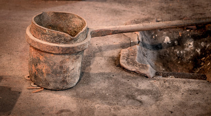 Pouring pot for an iron smith