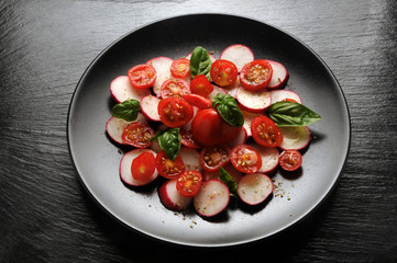 Radish and tomato salad Redīsi un tomātu salāti Insalata di ravanelli e pomodori Sałatka z...
