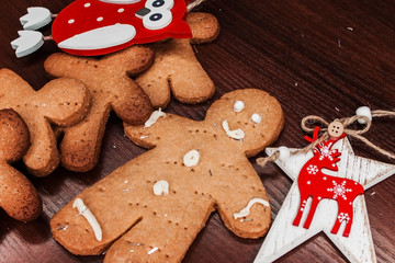 Fototapeta premium Biscuit boy with bright ornaments for Christmas.