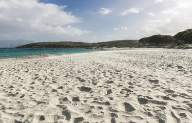 Spiaggia di Pittulongu (Olbia) con forte vento di maestrale 