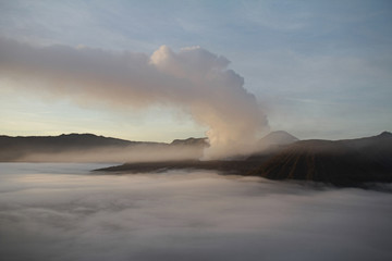 Levé de soleil sur le mont Bromo, Java Indonésie