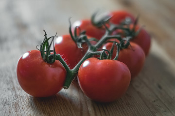 Tomatenrispe auf dem Küchentisch