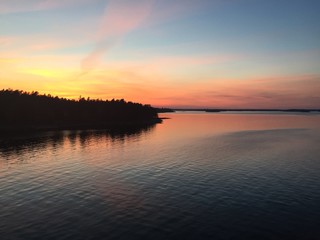 Naklejka premium Sunset over water