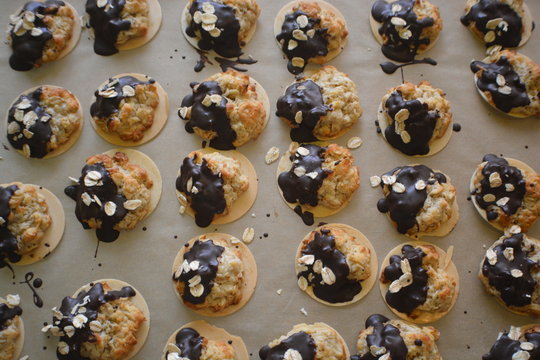 Haferflocken Krapferl mit Schokogu&szlig; - Weihnachtskekse am Blech, 
