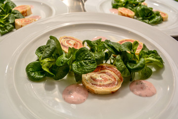 Lachsröllchen im Pfannkuchen, Brombeer-Meerrettich-Sauce und Feldsalat