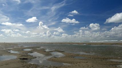 Spettacolare spiaggia deserta con nuvole nel cielo azzurro