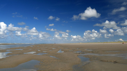 Spettacolare spiaggia deserta con nuvole nel cielo azzurro