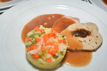 Mecklenburger Schweinebraten mit Pflaumen und Kartoffel-Gemüse-Törtchen