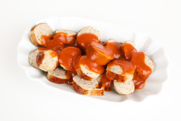 geschnittene Bratwurst mit Ketchup