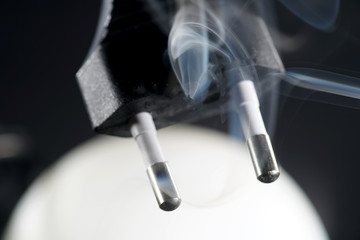 Naklejka premium Heiß gelaufenes Elektrokabel Kabel mit schwarzen Hintergrund