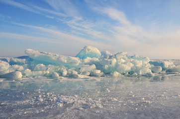 Озеро Байкал, ледяные торосы в солнечный день