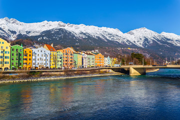 Innsbruck bunte Häuser Mariahilf vor Nordkette