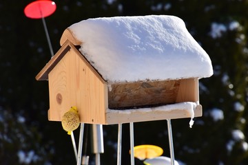 Futterhaus für Vögel mit frischem Schnee bedeckt