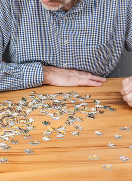 Einsamer alter Mann beim Puzzlen