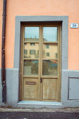 Obraz na płótnie Canvas Porta di legno ad ante e vetri, rusitco, verde