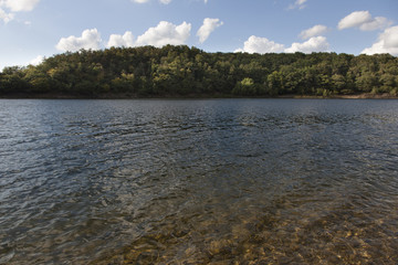 Aussicht auf die Halbinsel am Rursee im Nationalpark Eifel