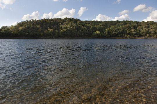 Aussicht auf die Halbinsel am Rursee im Nationalpark Eifel