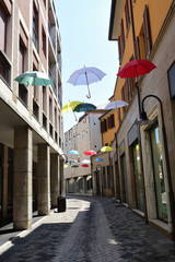 strasse in ravenna mit regenschirmen geschmückt