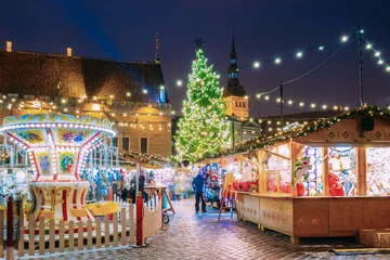 Deurstickers Tallinn, Estonia. Traditional Christmas Market On Town Hall Square © Grigory Bruev