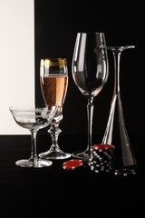 Champagnergläser vor Schwarz-Weiß mit Roulettejetons