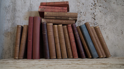 Libri molto vecchi antichi impilati vintage 
