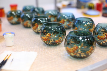 the production of Christmas decorations, decorator