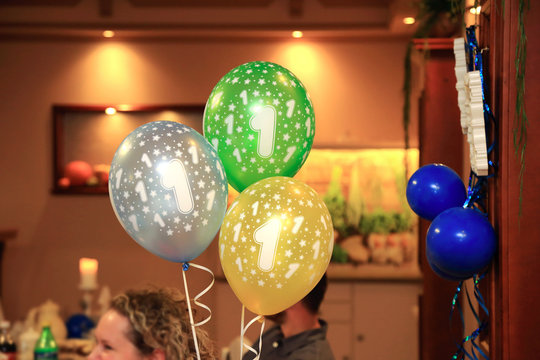 Kolorowe balony z jedynką, roczek chłopca.