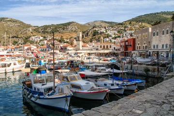 Foto op Canvas traditionele boten in de haven op het eiland Hydra Saronische Golf Griekenland © solomakha