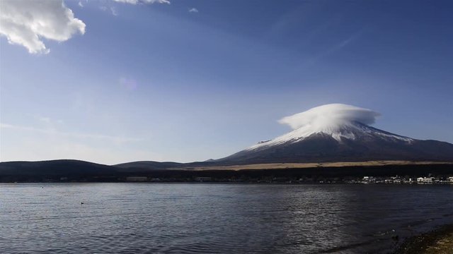 山中湖より望む笠雲をかぶった富士山