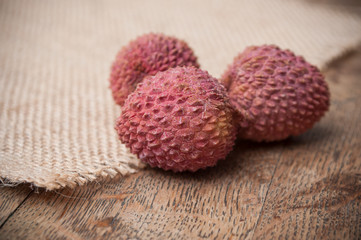litchis sur table en vieux bois