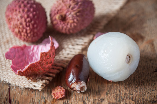 litchis sur table en vieux bois