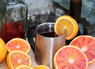 rotweinpunsch und orangenscheiben