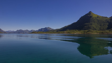 Berge am Ufer auf den Lofoten