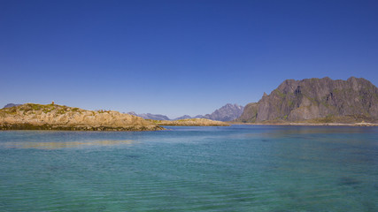 Berge im türkisen Wasser