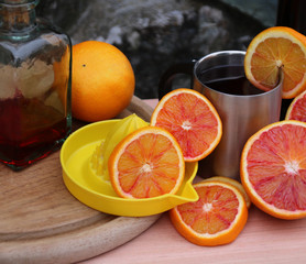 orangenscheiben zitronenpresse und tee