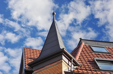 Erker mit Metall-Dach aus verzinkten Blechbahnen mit Stehfalz-Verbindung und Gaube an Ziegeldach