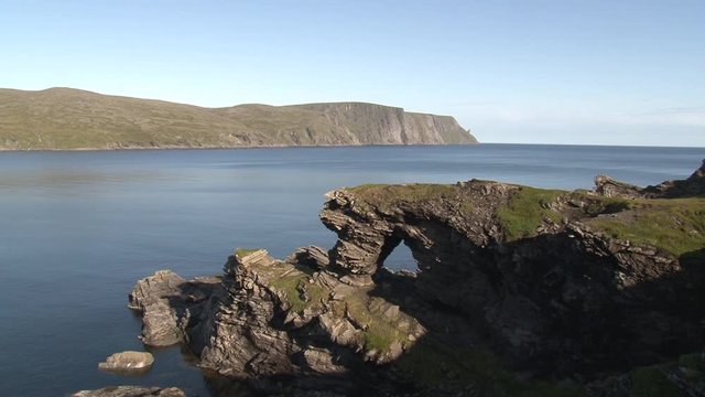 Norwegen, Norge, Honningsv&aring;g, Nordkapp, Mager&oslash;ya, Skarsv&aring;g, Kirkeporten, Kirchenpforte, Horn, Nordkapphorn, Mefjord, Vestfjord, Ford, Klippe, Loch, Naturjuwel